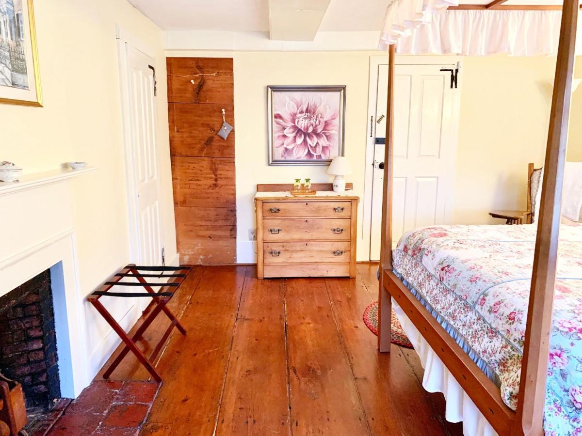 Standard Queen Room